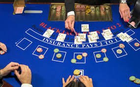 Studio live dealer Evolution Gaming dengan dealer profesional