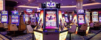 Antarmuka meja poker di slot 2d dengan kartu dan chip virtual